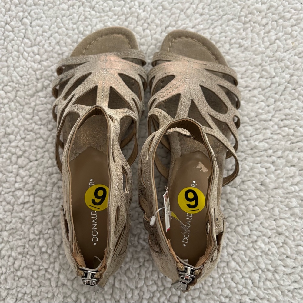 DONALD J. PLINER Wedge Strappy Sandals Beige w/metallic finish. Sz 9. Back Zip. - Picture 5 of 12
